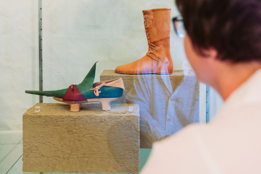 „Auf großem Fuß leben“: Amüsante Zeitreise mit Sprichwörtern und Redewendungen am kommenden Sonntag, 6. Februar, 15 Uhr in der Wewelsburg (Foto: Lina Loos für das Kreismuseum Wewelsburg)